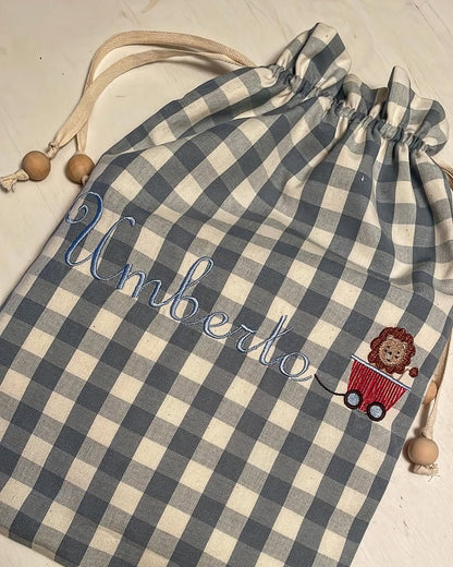 La Gió, mi ha scritto per il regalo da portare ad Umberto in occasione del suo battesimo.Così è nato il completino che potrà usare in tutte le occasioni fuori casa. Il sacco è ovviamente double face, una versione per il bimbo che sarà.jpg__PID:eeb093af-4ac1-4277-b080-fbdaa46e85f4