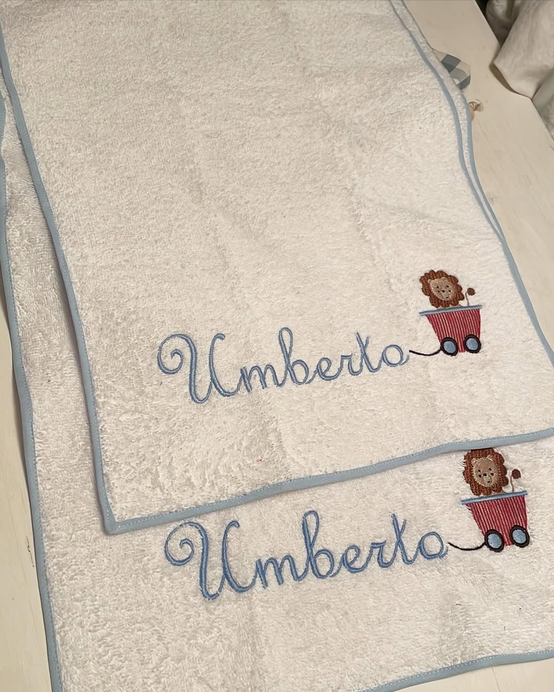 La Gió, mi ha scritto per il regalo da portare ad Umberto in occasione del suo battesimo.Così è nato il completino che potrà usare in tutte le occasioni fuori casa. Il sacco è ovviamente double face, una versione per il bimbo che s (1).jpg__PID:5020a9ee-b093-4f4a-81a2-777080fbdaa4